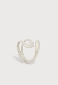 Ανοιχτό ασημένιο δαχτυλίδι με μοντέρνο, λείο σχέδιο στροβίλου σε λευκό φόντο.