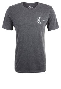 Ciemnoszara koszulka Nike z białą grafiką koszykówki i logo Nike na lewej piersi, krótki rękaw i okrągły dekolt.