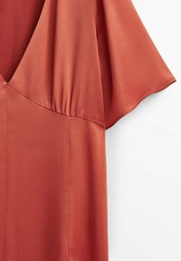Robe en satin de couleur orange rouillé avec un décolleté en V profond, des manches courtes évasées et un détail de coutures froncées à la taille.