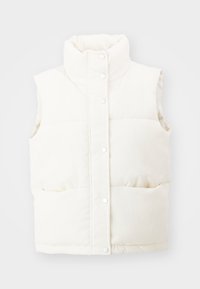 Doudoune sans manches blanche avec un col montant, fermeture à pression à l'avant et deux poches latérales ; fabriquée en tissu doux et texturé.
