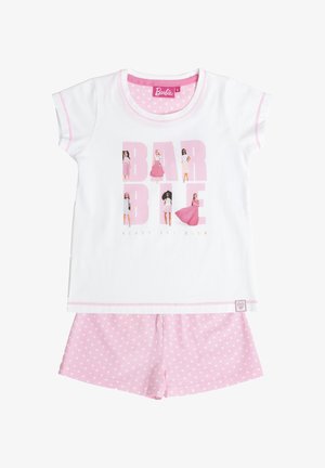 Camisa blanca de manga corta con letras rosa de Barbie que presenta muñecas y el texto "Ready Set Glow", combinada con pantalones cortos rosa con lunares.