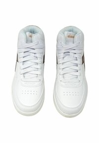 Le sneakers alte bianche presentano una tomaia in pelle liscia, punta tonda, chiusura con lacci, dettagli perforati e un accento marrone di lato.