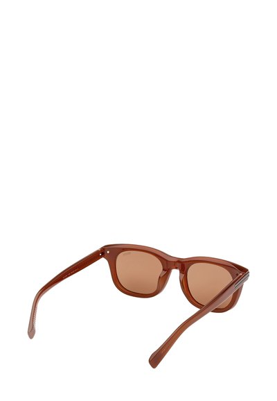 Ruskeat suorakaiteen muotoiset aurinkolasit, joissa on läpikuultavat muovikehykset ja ruskeat sävytetyt linssit. Teksturoidut sankat metallisella koristeella.