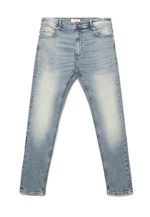 Jeans slim fit azzurri chiaro con finitura sbiadita, chiusura con bottone e zip, tasche anteriori e posteriori, distesi su sfondo bianco.