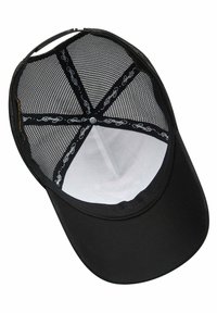 Czarna czapka z daszkiem z siateczkowymi tylnymi panelami, regulowanym paskiem i brandowaną wewnętrzną opaską z napisem Ed Hardy białą czcionką.