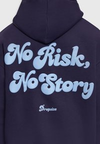 Sweat à capuche bleu marine avec grand texte bleu clair "No Risk, No Story" et petit logo "Dropsize" imprimés au dos.