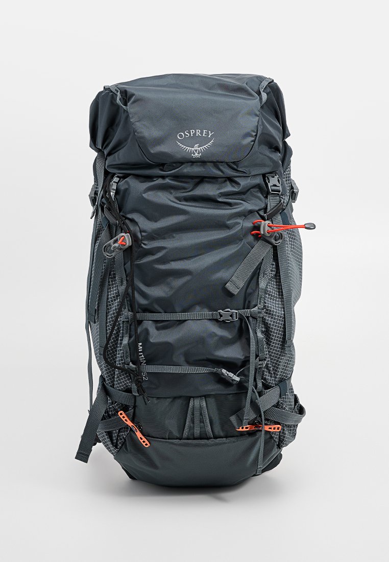 Grijze nylon rugzak met meerdere compartimenten, verstelbare schouderbanden en feloranje accenten. Bevat een gemusterde mesh zijzak en een bovenflap.