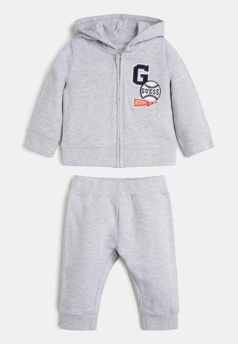 Sweat à capuche gris clair pour tout-petit avec fermeture éclair et pantalon assorti à taille élastique, le sweat à capuche comporte des écussons à thème de baseball "G Guess" sur la poitrine.