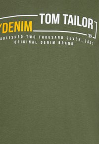 TOM TAILOR DENIM LONGSLEEVE WITH CHEST PRINT - Langærmet T-shirt - dry greyish olive
