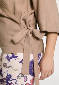 Ulla Popken STYLE CACHE CŒUR COL EN V MANCHES 3/4 - Blouse - marron