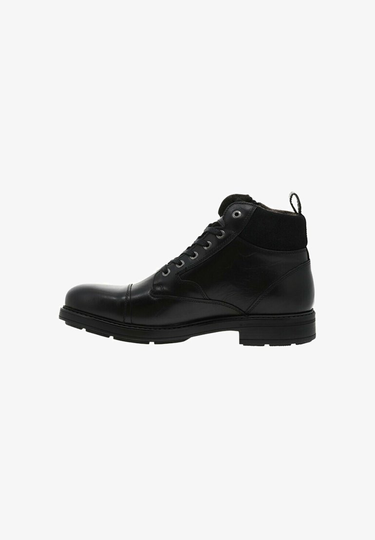 Bottines en cuir noir avec une finition lisse, bout rond, design à lacets, accents en daim et semelle en caoutchouc texturée.