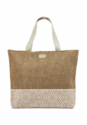 Bolsa tote tejida natural con base de patrón geométrico beige y dos asas de tela crema contra fondo blanco.