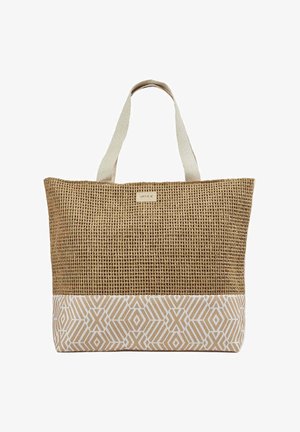 Bolsa tote tejida natural con base de patrón geométrico beige y dos asas de tela crema contra fondo blanco.