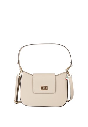 Sac bandoulière en cuir beige avec rabat et fermeture à rabat rectangulaire dorée, doté de deux sangles amovibles et d'un petit porte-bonheur drapeau italien.