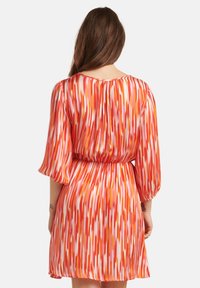 Korte jurk met korte mouwen in oranje en roze tinten, met een verticaal gestreept patroon, een geplooide taille en een luchtige stoftextuur.