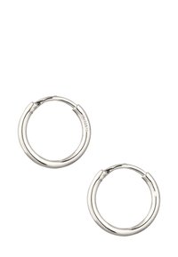 Boucles d'oreilles en argent sterling en forme de cercle avec une texture lisse et polie. Elles disposent d'un fermoir à charnière sécurisé pour un enfilage facile.