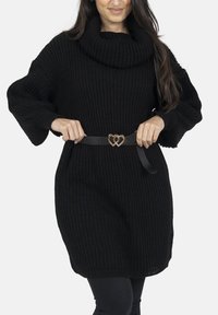 Sort strikket sweaterkjole med en cowl-hals, løse ærmer og en taljebælte med en dobbelt hjerteformet spænde.