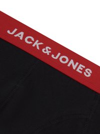 Boxers noirs avec une ceinture élastique rouge arborant le texte blanc "JACK & JONES". Texture lisse avec des détails de couture précis.