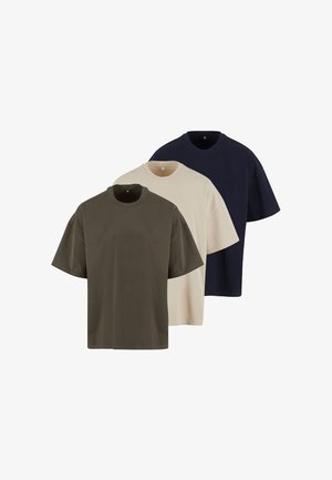 Drie effen T-shirts met korte mouwen en ronde hals in donkerolijfgroen, beige en marineblauw, overlappend gerangschikt op een witte achtergrond.