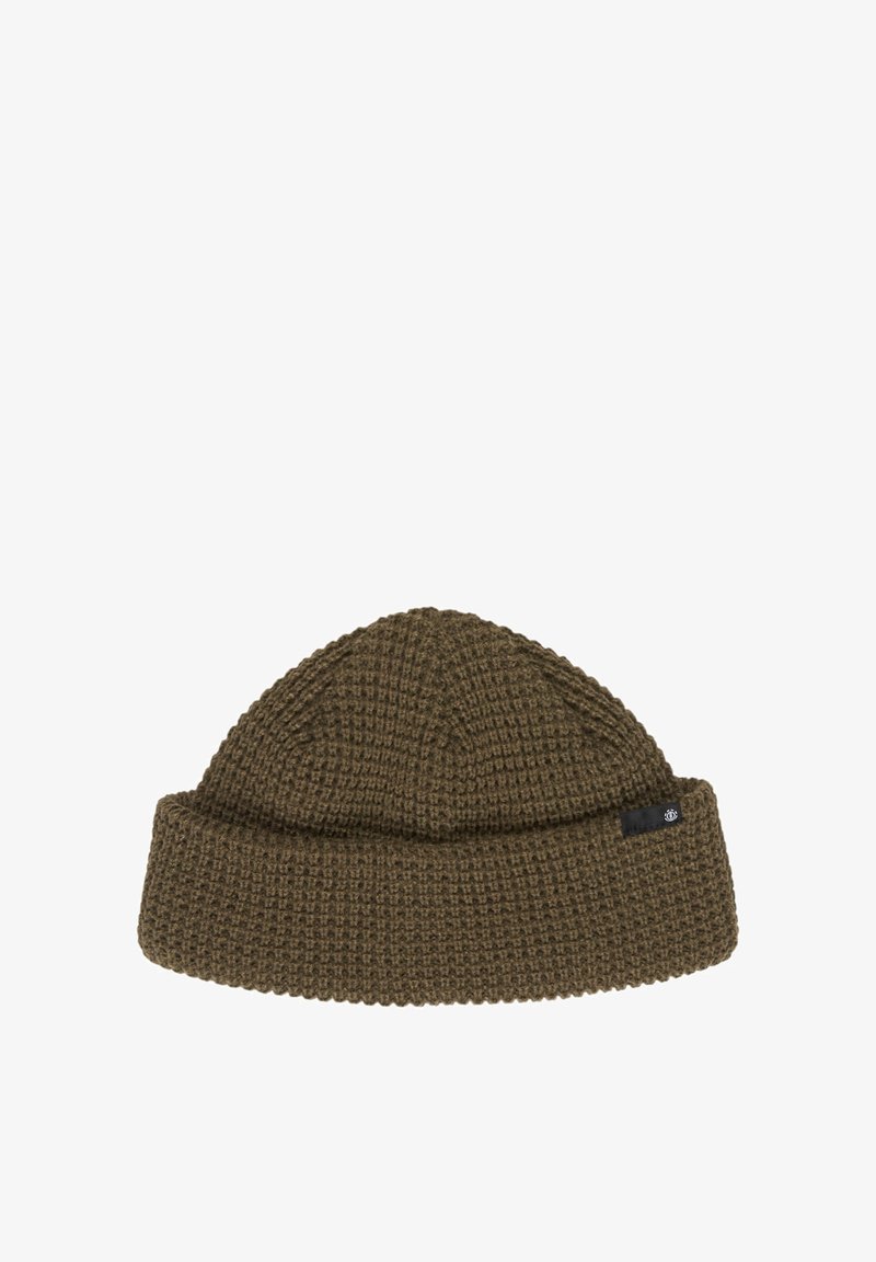 Gorro marrón de punto waffle con ala doblada y una pequeña etiqueta negra en el lado derecho sobre fondo blanco.
