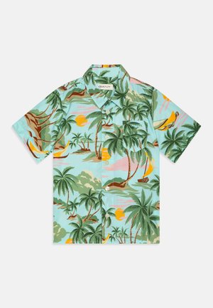 Chemise à manches courtes à boutons avec imprimé tropical multicolore comprenant des palmiers, des soleils jaunes et des voiliers sur fond bleu clair.