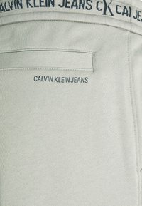 Calvin Klein Jeans Teplákové kalhoty - grey