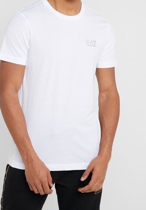 Witte T-shirt met korte mouwen van katoen, met een ronde hals en een klein grijs EA7-logo op de borst, gladde textuur.