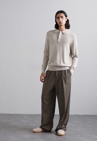 NN.07 EMERSON beżowy