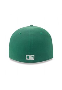 Zielona czapka baseballowa o strukturalnym wzornictwie, z płaskim daszkiem i białym haftowanym logo MLB z tyłu. Tekstura materiału wygląda na gładką.