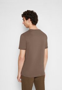 Les Deux T-shirt básica - mountain grey/orange