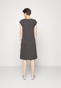 Vestido cinza escuro, até ao joelho, com mangas curtas e ajustadas e um corte descontraído. Feito de um tecido texturizado, apresenta um decote redondo e um design simples.