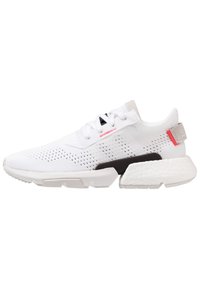 Zapatillas deportivas blancas con parte superior de malla, detalles en negro y rosa, suela gruesa y distintiva, y un talón acolchado para mayor comodidad.