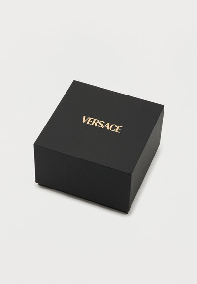 Must ruudukujuline karp tekstuurse viimistlusega. Kaetud kuldse "VERSACE" logoga kasti ülaosas. Puhtalt, minimalistlik disain.
