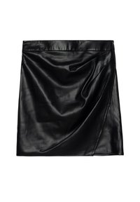 Zwarte neplederen minirok met een gedrapeerd ontwerp en een naadloze taille. Heeft een subtiele glans en een asymmetrische zoom.