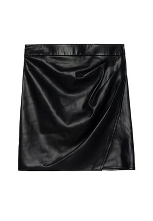 Mini-jupe en cuir synthétique noir avec un design drapé et une taille sans coutures. Présente un léger éclat et un ourlet asymétrique.