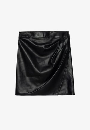 Mini falda de piel sintética negra con un diseño drapeado y cintura sin costuras. Presenta un brillo sutil y un dobladillo asimétrico.