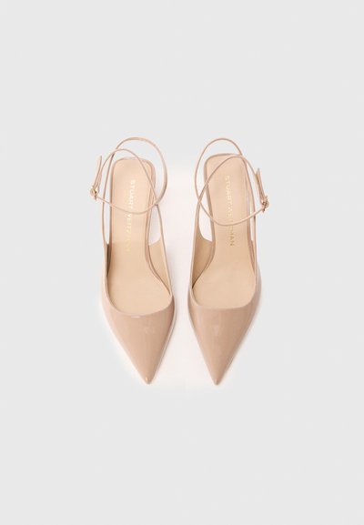 Cizme cu toc slingback din piele lăcuită nude, cu vârfuri ascuțite, curele subțiri pentru gleznă și logo aurie pe branț. Textură netedă, lucioasă.