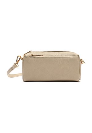 Pequeño bolso de muñeca de cuero beige con superficie texturizada, cremallera dorada y correa desmontable sobre un fondo blanco.