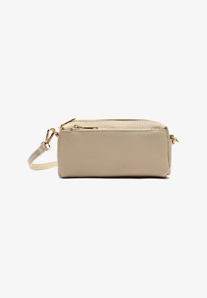 Petite pochette en cuir beige avec surface texturée, fermeture éclair dorée et sangle détachable sur fond blanc.