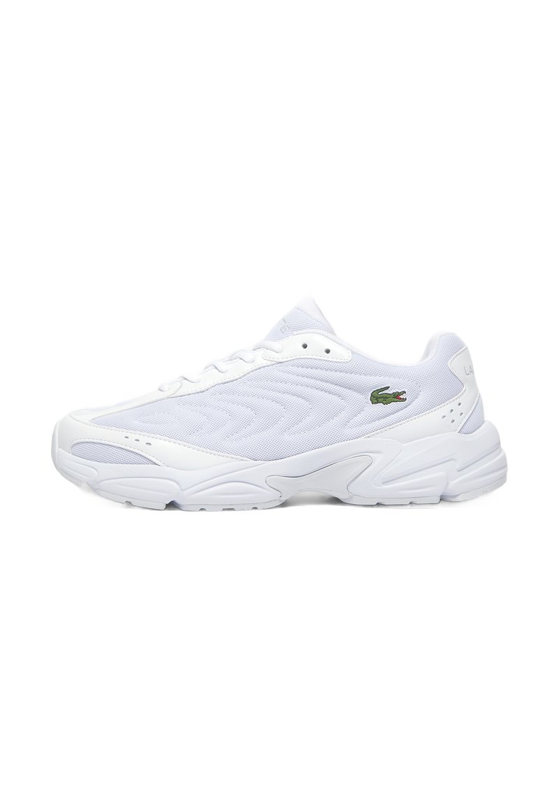Chaussure de sport blanche avec une tige en maille texturée, une semelle rembourrée et des accents en caoutchouc. Comprend un détail de logo brodé vert.