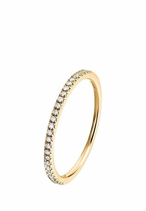 Anillo de oro fino con pequeños diamantes redondos colocados en una sola fila alrededor de la banda sobre un fondo blanco.