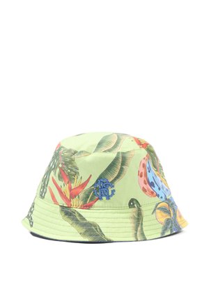 Cappello bucket verde chiaro con motivo colorato di foglie e fiori tropicali, con un piccolo logo ricamato blu sul davanti.