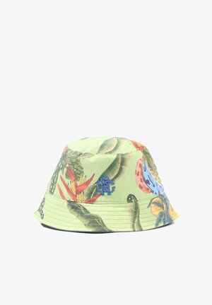 Jasnozielony kapelusz typu bucket z kolorowym tropikalnym wzorem liści i kwiatów, z małym niebieskim haftowanym logo z przodu.