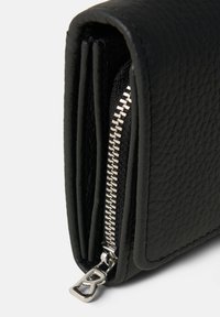 Portafoglio in pelle nera con finitura testurizzata, chiusura con zip e dettagli in metallo argentato, e un design slim e piegato per una facile conservazione.