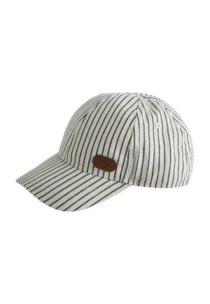 Cappellino da baseball bianco con sottili strisce verticali nere e una piccola toppa di pelle marrone con la scritta "JoJo" in rilievo sul lato.
