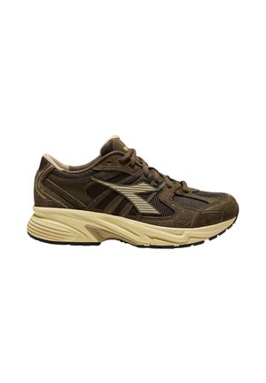 Zapatilla deportiva marrón y beige con parte superior texturizada, cierre de cordones y suela gruesa vista de lado sobre fondo blanco.