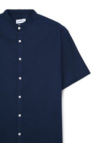 Camicia a maniche corte blu navy realizzata in un tessuto morbido, con colletto alla coreana e patta dei bottoni caratterizzata da bottoni bianchi. Design semplice e pulito.