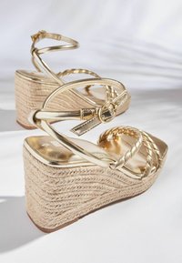Next FOREVER COMFORT® SQUARE TOE ROPE WEDGES - Täistallaga sandaalid - gold