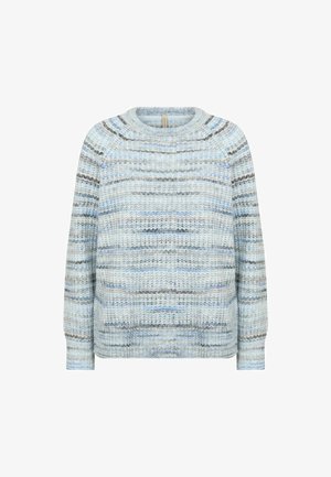 Hellblauer gestrickter Pullover mit rundem Ausschnitt, der unterschiedliche horizontale Streifen in dunklerem Blau und Grautönen aufweist. Lange Ärmel.