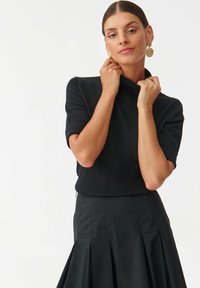 TATUUM Lihtne T-särk - black